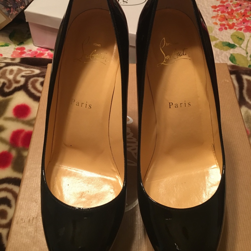 Christian Louboutin - Picture 3 of 6